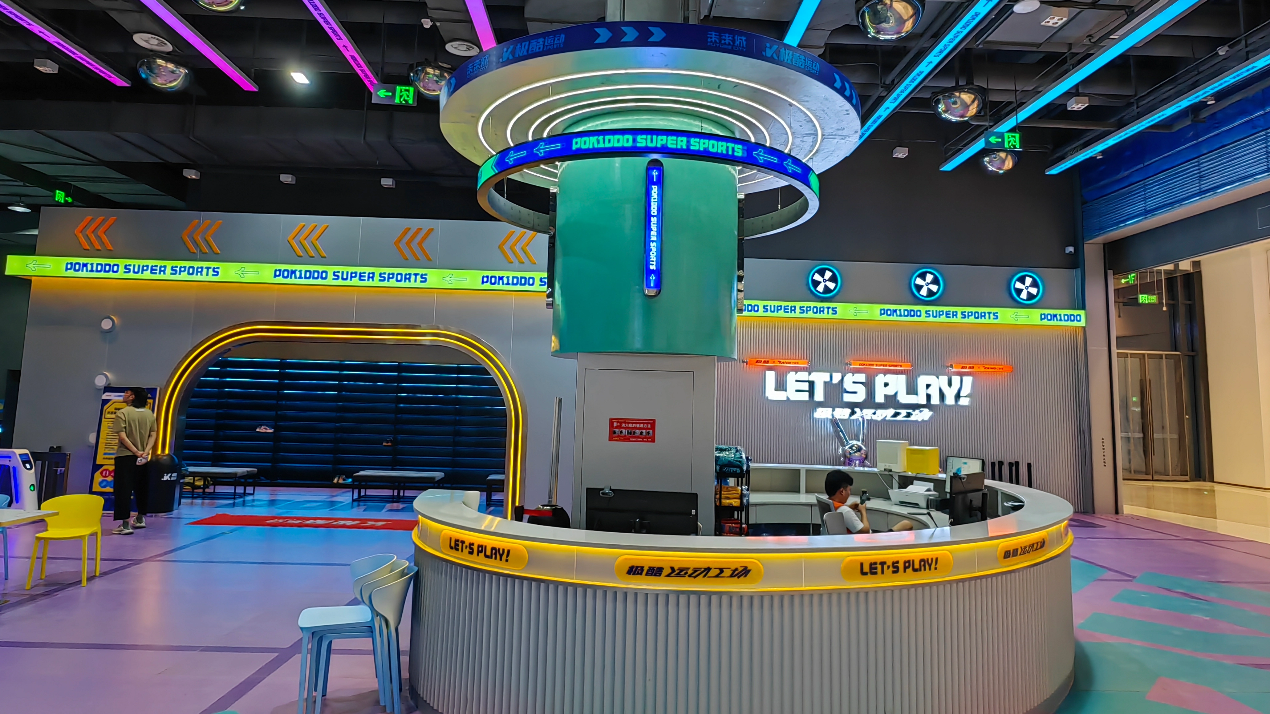 indoor trampoline park حديقة الترامبولين الداخلية