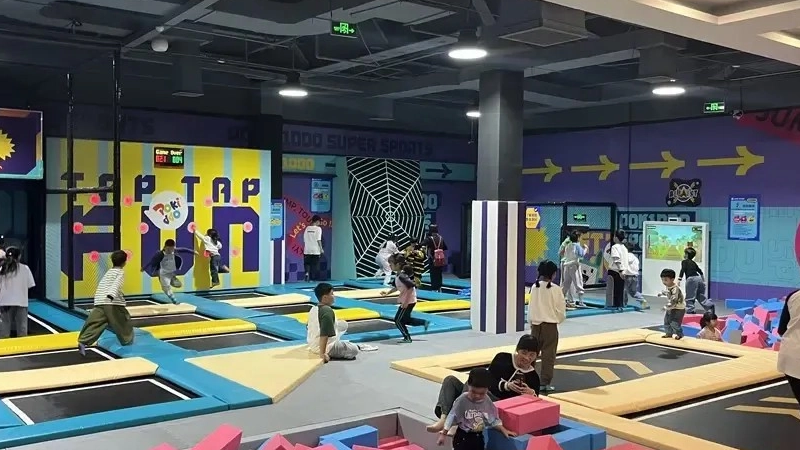 indoor trampoline park حديقة الترامبولين الداخلية