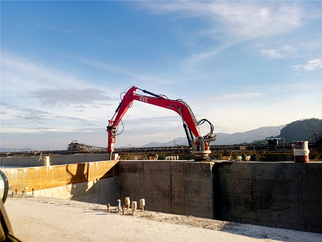 WHC880 Stationary Pedestal Rockbreaker System: Eliminate Crusher Downtime WHC880 Stationäres Steinbrechersystem mit Sockel: Eliminiert Ausfallzeiten des Brechers