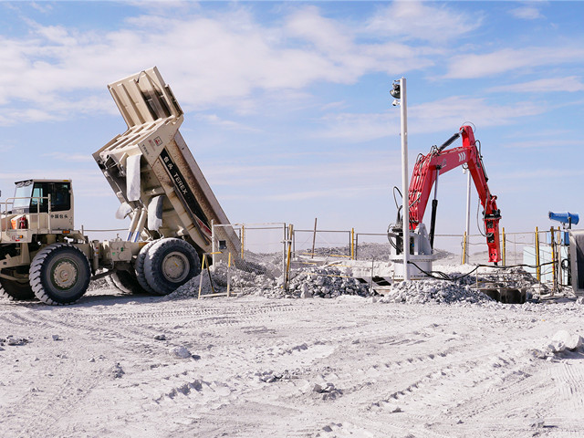 WHC880 Stationary Pedestal Rockbreaker System: Eliminate Crusher Downtime WHC880 Stationäres Steinbrechersystem mit Sockel: Eliminiert Ausfallzeiten des Brechers