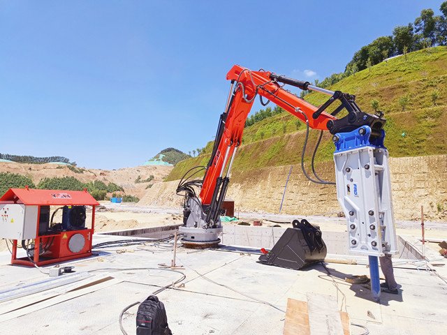 Static Pedestal Boom BHB450: Your Solution for Uninterrupted Crushing Operations Statischer Sockelausleger BHB450: Ihre Lösung für unterbrechungsfreien Brechbetrieb