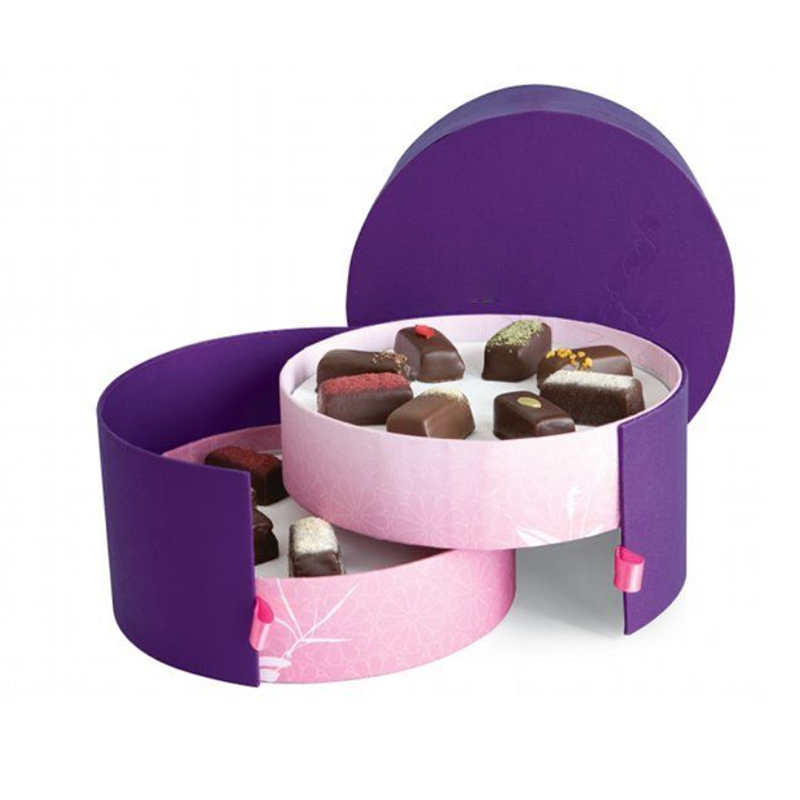 purple round chocolate packaging with ribbon paarse ronde chocoladeverpakking met lint