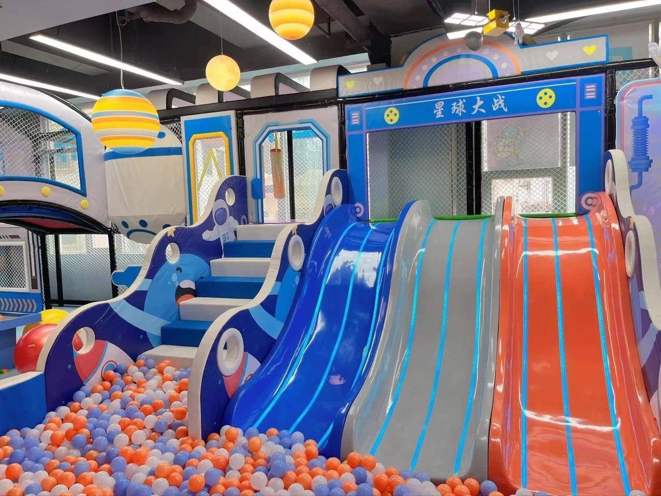indoor-playground-multi-slide-installation-malaysia-globalltoy ملعب داخلي-تركيب متعدد الشرائح-ماليزيا-globalltoy