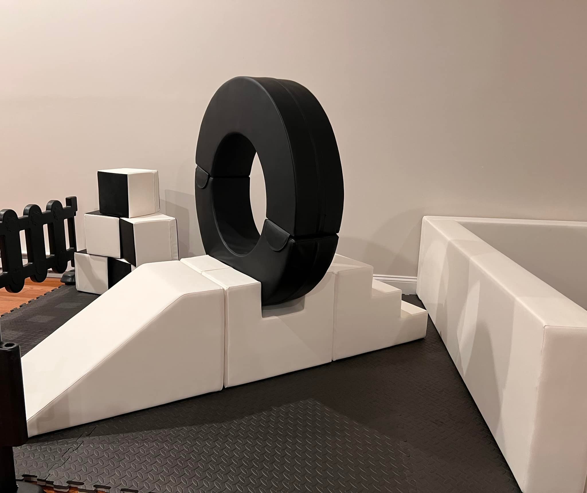 soft ring set,white with black soft play; ensemble de bagues souples, blanches avec jeu doux noir ;