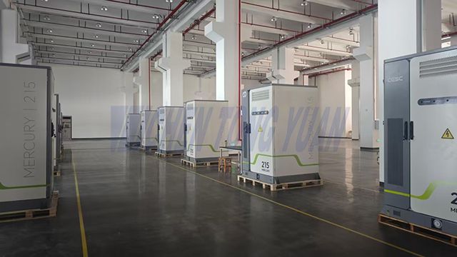 energy storage battery cabinets ready for transportation on pallets in factory warehouse energiebergingsbatterykaste gereed vir vervoer op palette in fabriekspakhuis