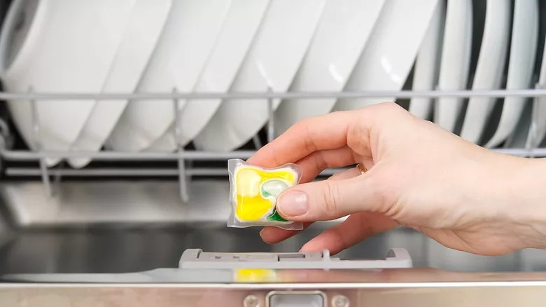 Do You Take Laundry Pods Out of Plastic Wrapper هل تقوم بإخراج أكياس الغسيل من الغلاف البلاستيكي؟