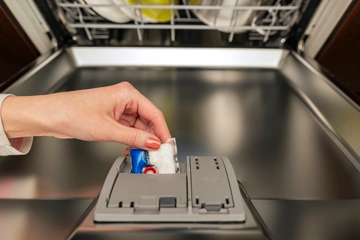 Is It Better To Use Liquid Dishwasher Detergent Or Pods Er det bedre at bruge flydende opvaskemiddel eller bælg