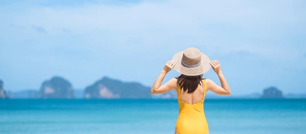 woman tourist yellow swimsuit hat žena turistické žluté plavky klobouk