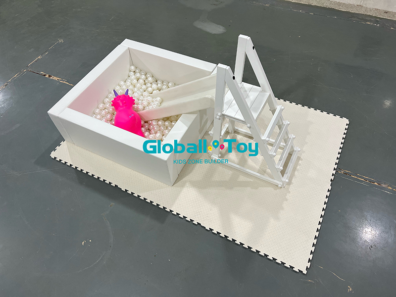 Soft Play Balls and Foam Blocks for Children Bolas macias e blocos de espuma para crianças