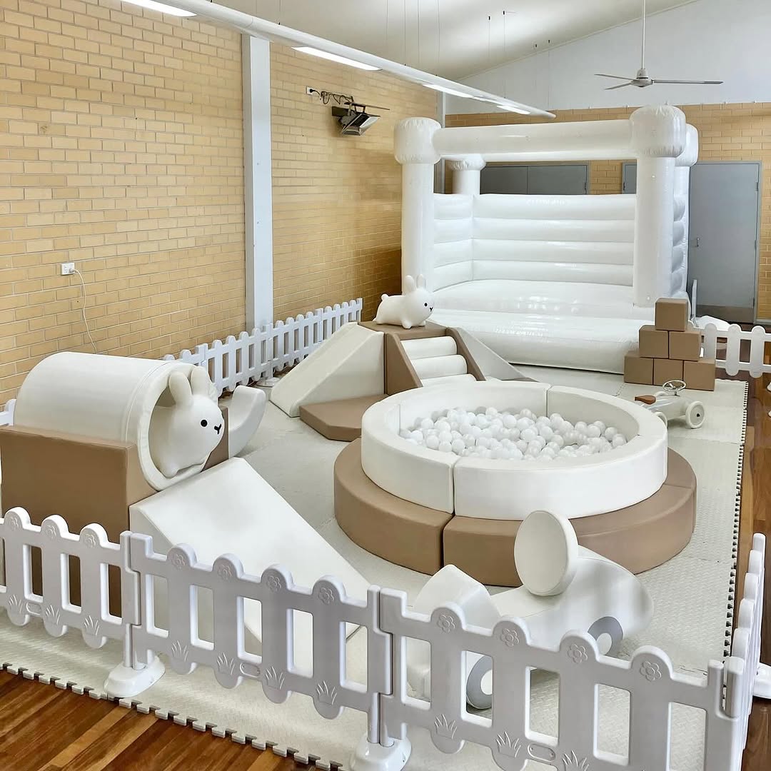 Wholesale White And Tan Soft Play Equipment Kids Indoor Play Zone With Bounce House Großhandel mit weichen Spielgeräten für Kinder in Weiß und Hellbraun, Indoor-Spielzone mit Hüpfburg