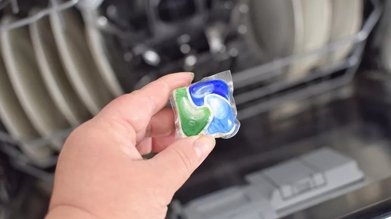Can I Throw A Dishwasher Pod in The Garbage Disposal هل يمكنني رمي حجرة غسالة الأطباق في جهاز التخلص من القمامة؟