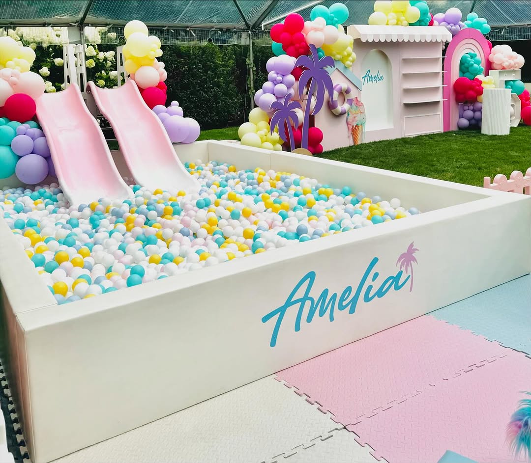 Large white ball pit with double slide costomized color and size Gran piscina de bolas blanca con doble tobogán, color y tamaño personalizados.
