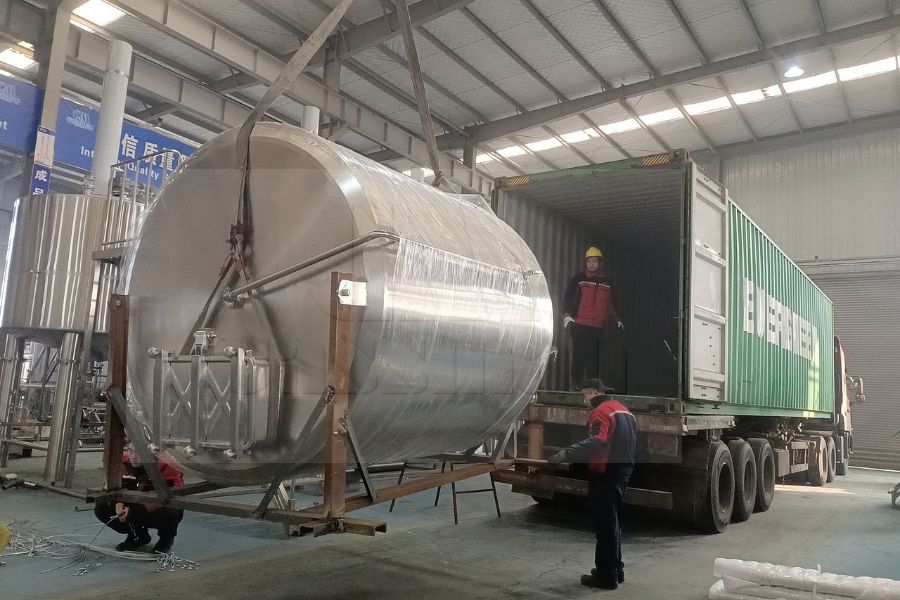 5000L stainless steel fruit wine tank loading for UK customer 1 Carico del serbatoio del vino di frutta in acciaio inossidabile da 5000 litri per il cliente del Regno Unito 1