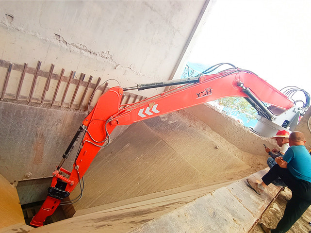 Pedestal Boom Rockbreaker for Primary Crushers প্রাথমিক crushers জন্য পেডেস্টাল বুম রকব্রেকার