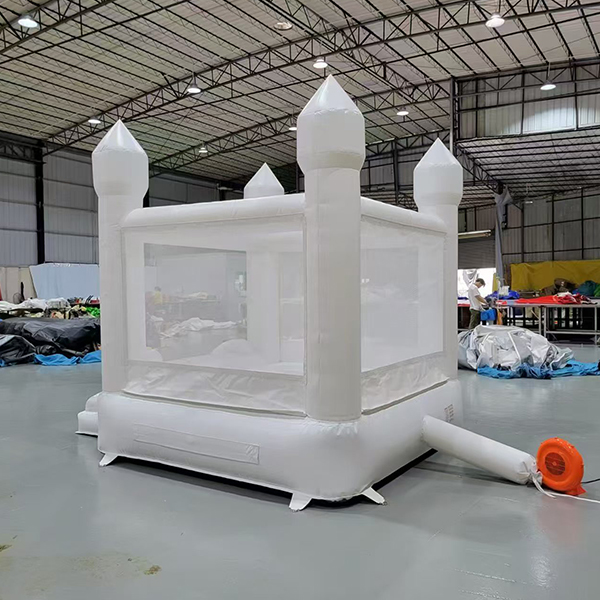 White Inflatable Bouncy Castle With Slide Commercial Bounce House For Kids Factory Château gonflable blanc avec glissière, maison commerciale de rebond pour enfants, usine