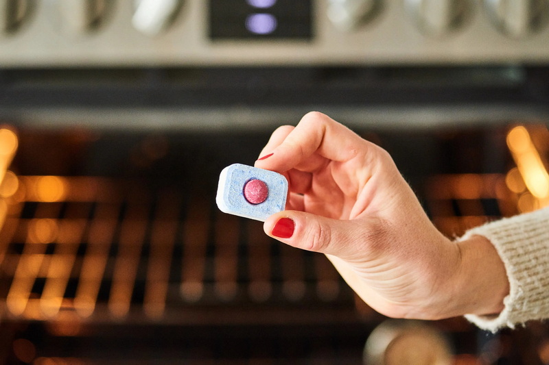 How To Clean Oven with Dishwasher Pod كيفية تنظيف الفرن باستخدام غسالة الأطباق