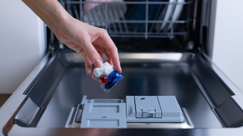 Should I Use Dishwasher Pods هل يجب أن أستخدم كبسولات غسالة الأطباق؟