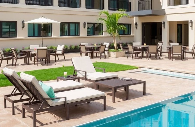 Patio exterior del hotel con muebles contract duraderos y resistentes a la intemperie.