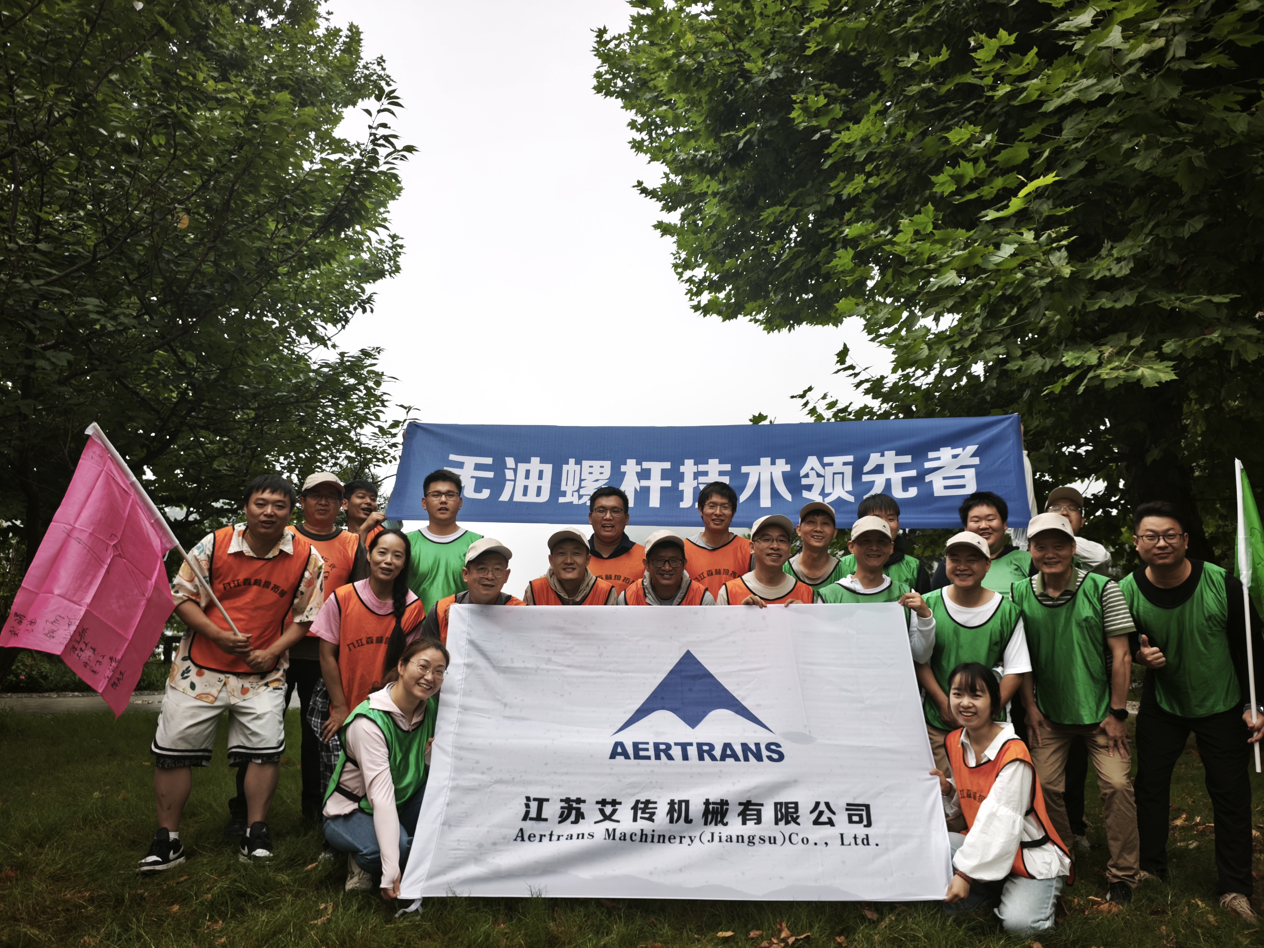 Групповое фото командных мероприятий по строительству