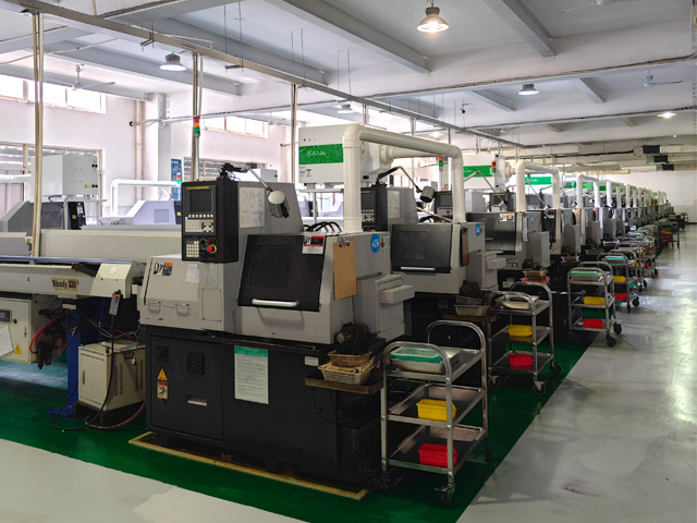 Swiss-type lathe machining workshop 最新の製造施設にある高精度 CNC 加工装置