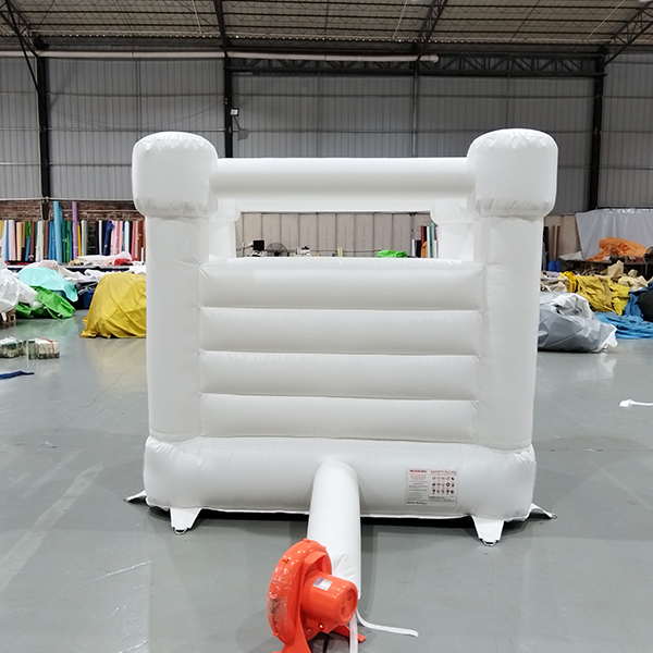 White Mini Bounce House for Toddlers Small Indoor Setup Weiße Mini-Hüpfburg für kleine Kleinkinder im Innenbereich