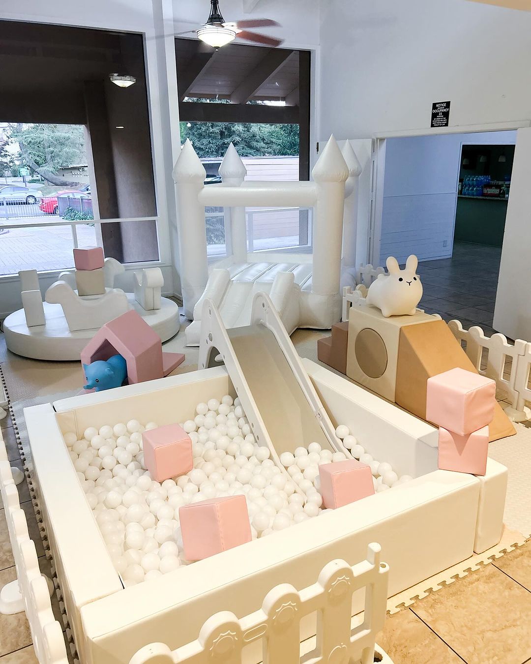 wholesale softplay ball pit kids outdoor playground set Cheap White Indoor toddlers soft play equipment Großhandel Softplay-Bällegrube Kinderspielplatz-Set im Freien Günstige weiße Softplay-Ausrüstung für Kleinkinder im Innenbereich