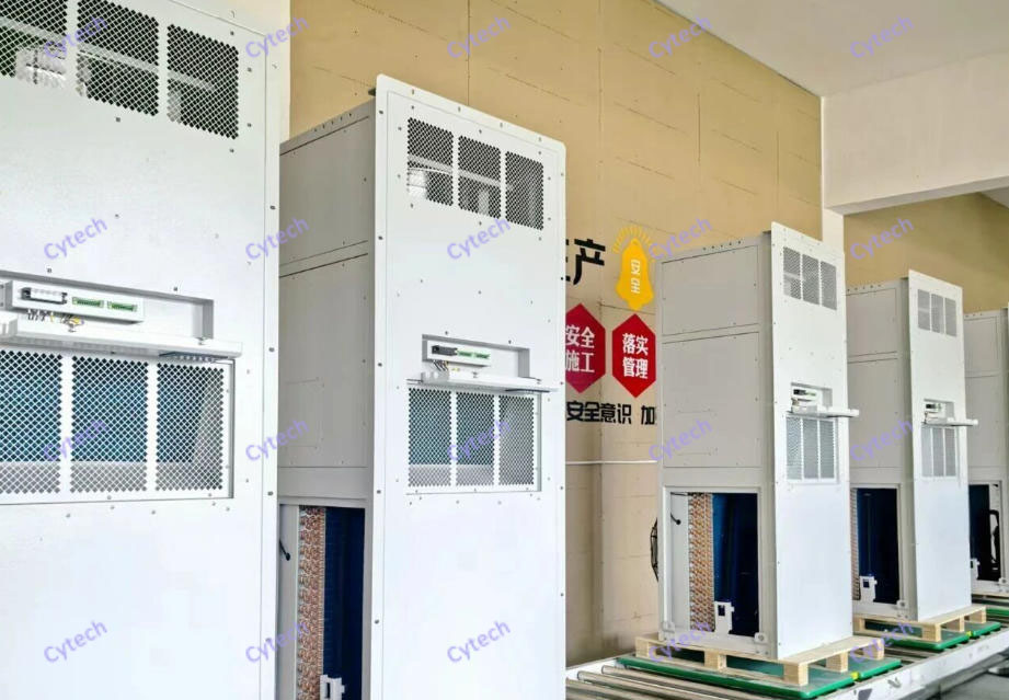 2.20kW energy storage air conditioner with multiple ventilation and cooling grilles 2.20 kW ar condicionado com armazenamento de energia com múltiplas grades de ventilação e resfriamento