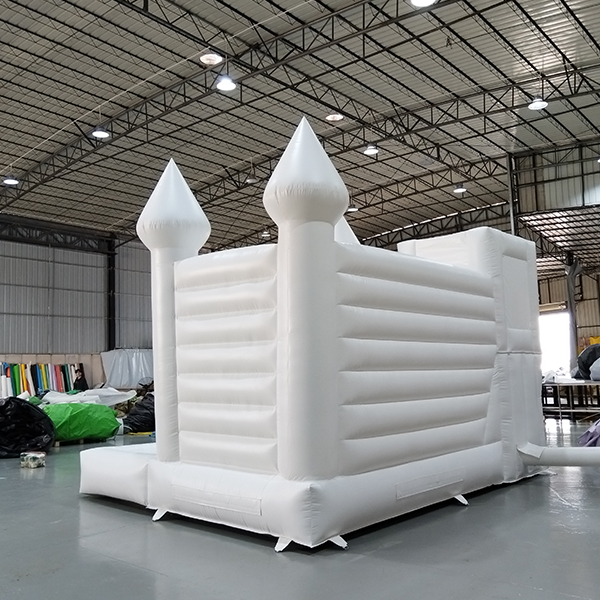 Soft Play Inflatable White Bounce Castle With Slide For Rental Warehouse Soft Play opblaasbaar wit springkasteel met glijbaan voor verhuurmagazijn