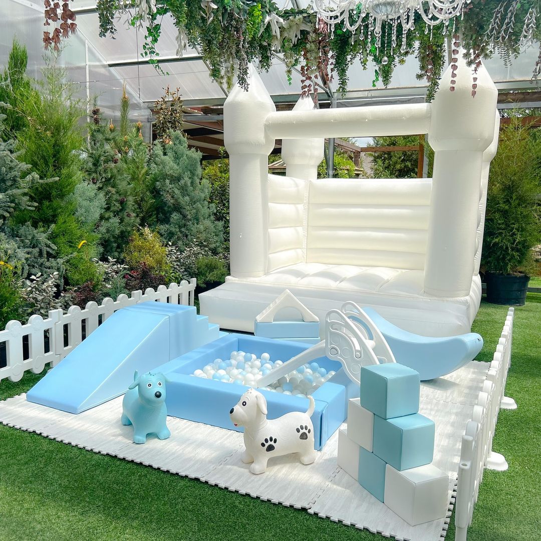 White bouncy house white and blue soft play items for party rental Globalltoy set up kids ball pit Weißes Hüpfhaus, weiße und blaue Softplay-Artikel zur Party-Vermietung. Globalltoy hat ein Bällebad für Kinder eingerichtet