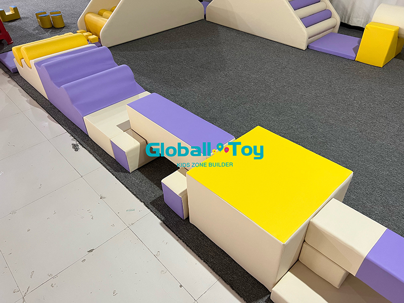 Kids Soft Play Equipment with Slide and Ball Pit for Rent Équipement de jeu doux pour enfants avec toboggan et piscine à balles à louer