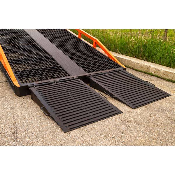 loading dock ramp กำลังโหลดทางลาดท่าเรือ
