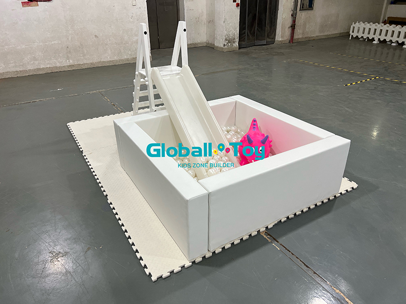 Kids Play Area Equipment with Climbing and Slide Equipamento para área de recreação infantil com escalada e escorregador