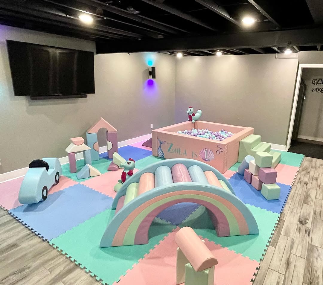 Indoor colorful playground equipment for kids Attrezzature da gioco colorate per interni per bambini