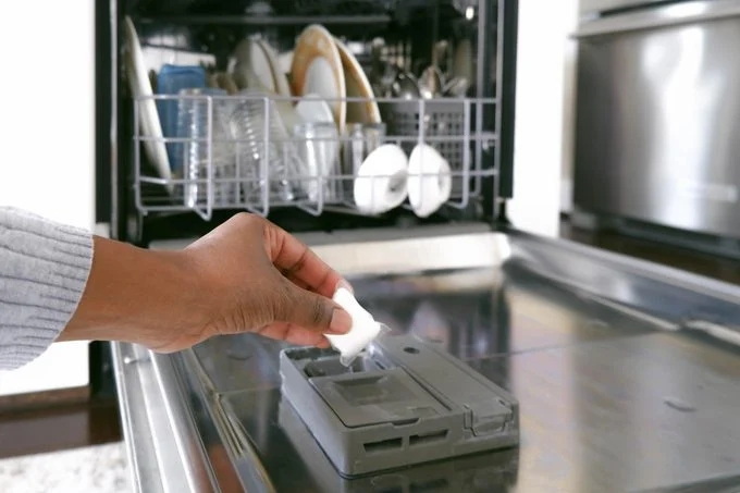 how to put detergent pods in dishwasher كيفية وضع علب المنظفات في غسالة الأطباق