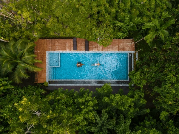 aerial drone view swimming pool bazén s pohledem na letecký dron