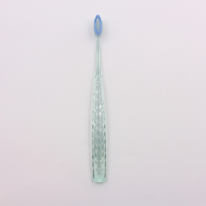 Cepillo de dientes transparente con patrones de estampado especiales
