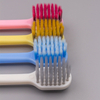 Mango de OEM de cepillo de dientes para adultos de Brisltes suaves medianos de cabeza pequeña de diseño simple con cabeza ancha