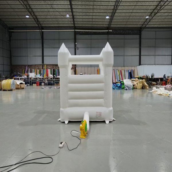 inflatable-bounce-castle-white-clean-design-event-rental-business-indoor nadmuchiwany zamek do skakania-biały-czysty-design-wynajem-wydarzeń-biznes-wewnątrz