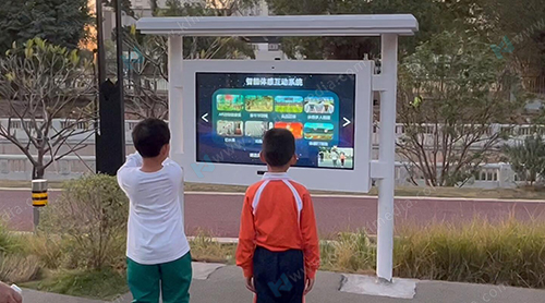 يعرض اللافتات الرقمية التفاعلية