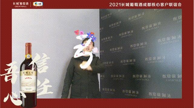 جدار إعلاني مطلي بالضوء