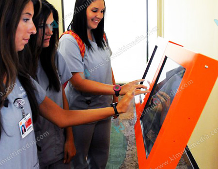 كشك شاشة تعمل باللمس