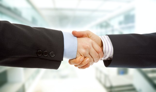 摄图网_303815550_商业团队在办公室握手（非企业商用）_副本