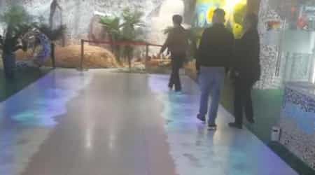 تطبيق جهاز عرض الأرضية التفاعلي - مركز التسوق