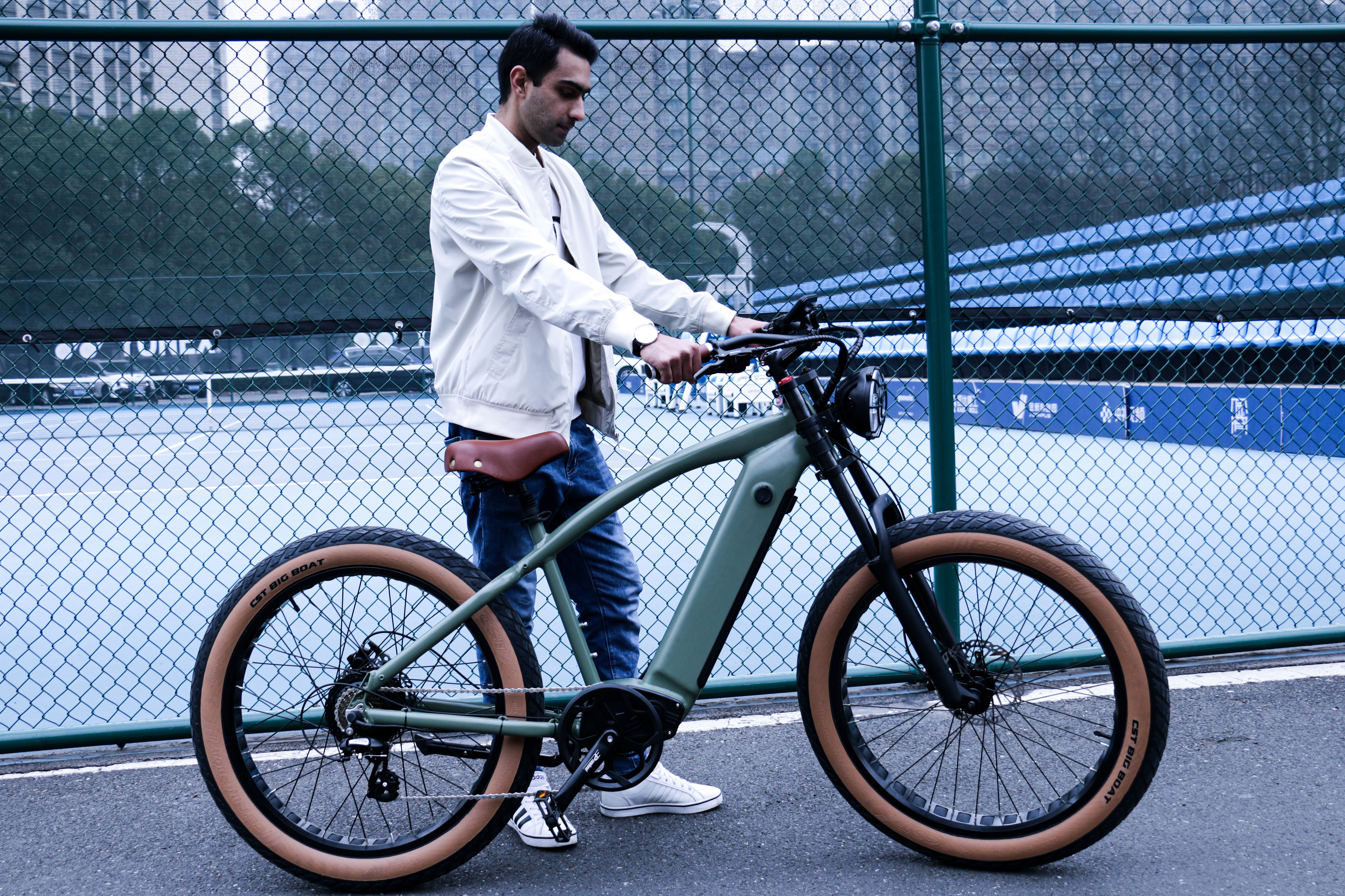 bicicleta el&egrave;ctrica de pneum&agrave;tics grossos