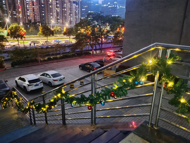 Put-Christmas-Wreaths-on-the-WPC-Stairs