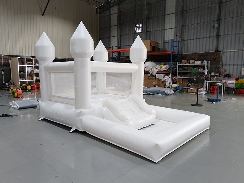 outdoor-wit-opblaaskasteel-met-glijbaan