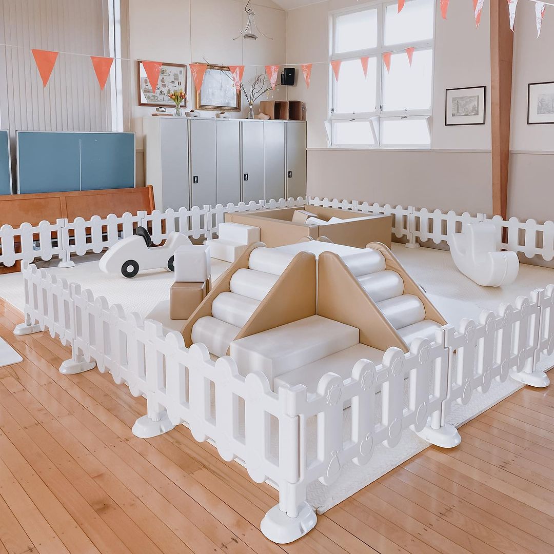 Hochwertiger Indoor-Spielplatz in Weiß und Gold für Zuhause, Softplay-Ausrüstung, Bällebad mit Trittstufe zur Miete