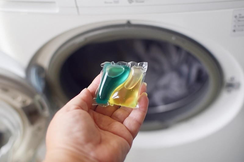 How To Do Laundry Using Pods كيفية القيام بالغسيل باستخدام القرون