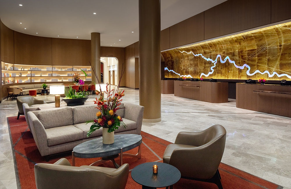 Роскошный интерьер вестибюля отеля Hilton