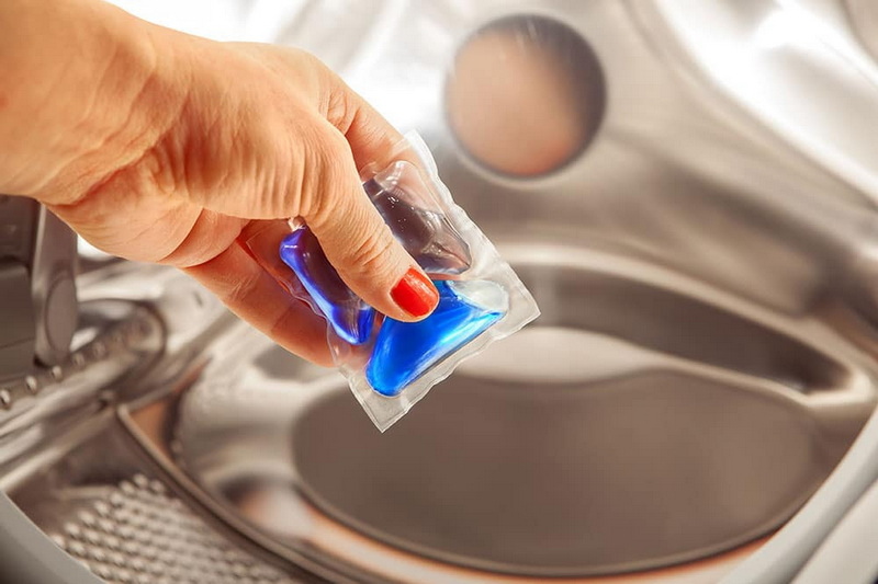 How To Use Liquid Laundry Detergent Pods كيفية استخدام كبسولات منظفات الغسيل السائلة